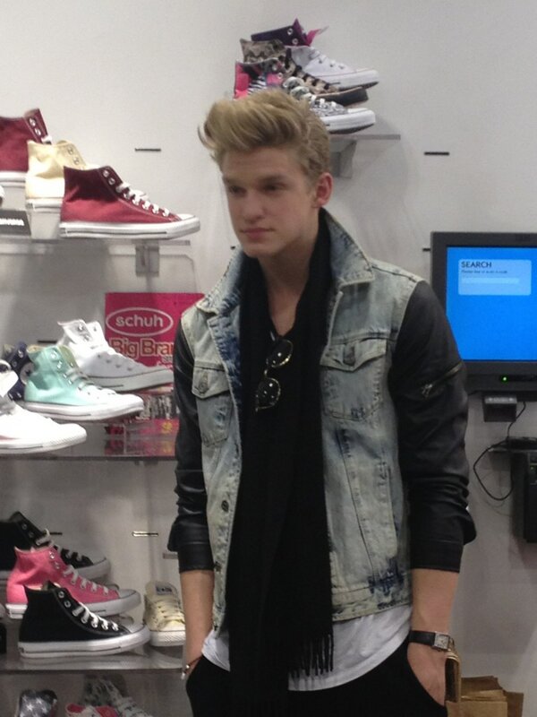 LovePastryUK's tweet photo. @CodySimpson @schuhshoes http://t.co/4ffMhO7Ys4