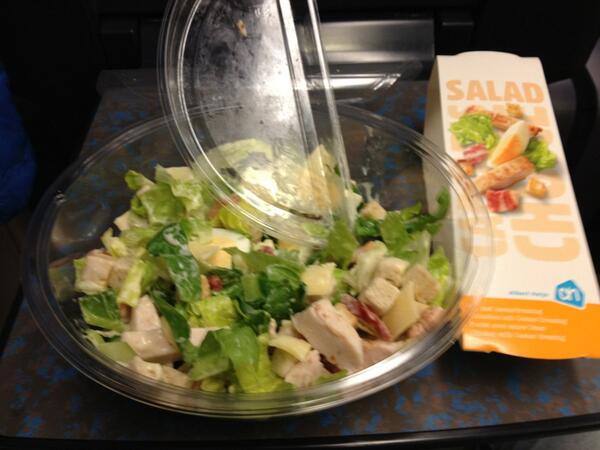 Lekker bij de ah to go op utrecht cs een maaltijdsalade gekocht voor in de trein Alles zit erbij behalve bestek...