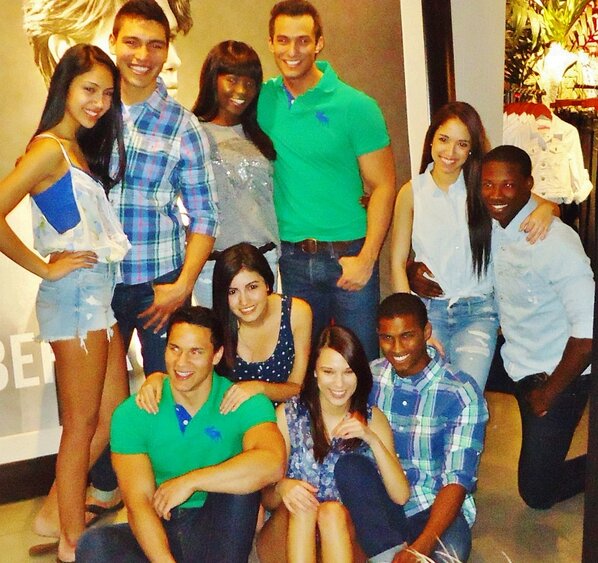 jacobdaniel08's tweet photo. One big, happy, sexy family. ;D http://t.co/cNvBWYuNHm