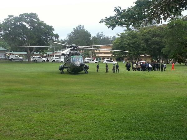 ANCALERTS's tweet photo. RT @PhilipGolingai: Malaysian PM Najib Razak arrives at Felda Sabahat about 15km from ground zero #LahadDatuAttack http://t.co/Tix3dZ7McA