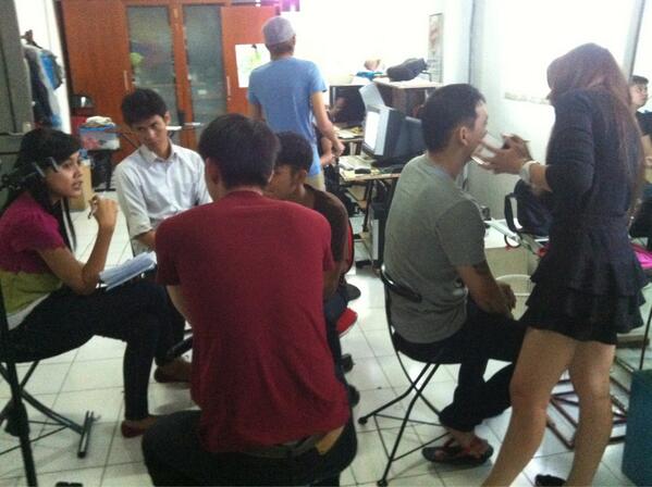 RockapellaIndo's tweet photo. Ssstttt.. Kami lagi di Aneka Yess niih, udah pada sibuk niihh http://t.co/omWLCsrIfo