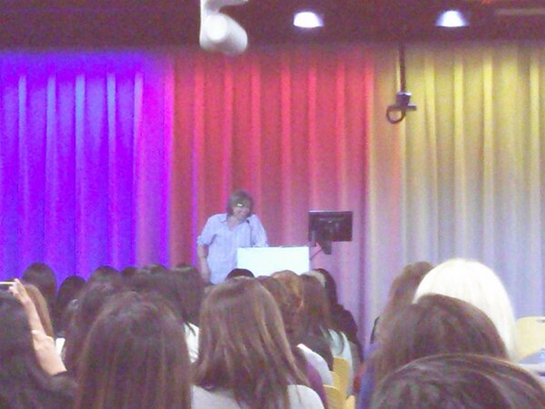 EvelynZoubi's tweet image. Okay, glass! #projectglass #google