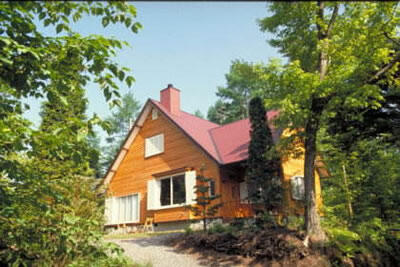 長野県観光機構 信州の宿 桜ヶ丘パークコテージ 軽井沢町 せせらぎが流れ 水辺にカルガモが遊ぶ 一戸建てのハイグレートな貸別荘 テニスや 庭でバーベキューを楽しむことができます Http T Co 6qn0t1z0mq Http T Co 3cbqblfdxq