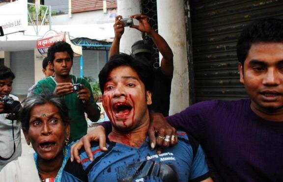 basherkella's tweet image. Police torture on protester @BBC @CNN @AJELive @AJStream @UN #Bangladesh