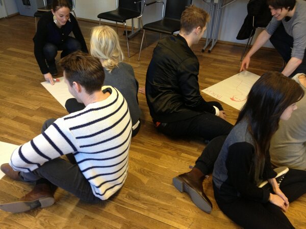 BerghsPL's tweet photo. Projekt och ledarskap med Charlotta! Alla ritar av varandra :) http://t.co/UlKjNOh7go