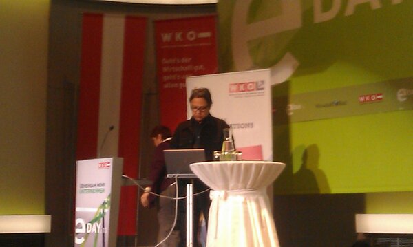 OrcanundTayfun's tweet photo. Represent, den @Wochenalt am #eday13 sind schon gespannt was für lines er spitten wird. http://t.co/GT1BmD9lBV