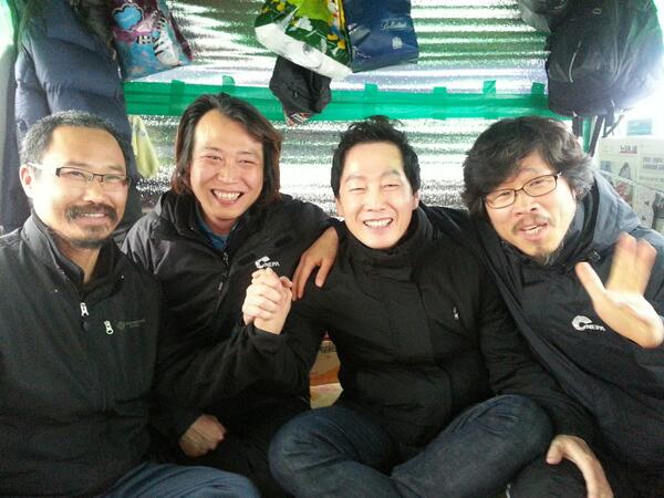 OneFuturePower's tweet image. 쌍차 철탑 농성장에 올라갔어요 의사님들 이후로는 처음이라네요 많은 성과 이뤄냈으니 내려와서 웃으며 즐겁게 싸우자고  했어요 왼쪽부터 문기주 복기성 저  한상균 힘주시고 관심주세여  RT많이 부탁요 ^^;;