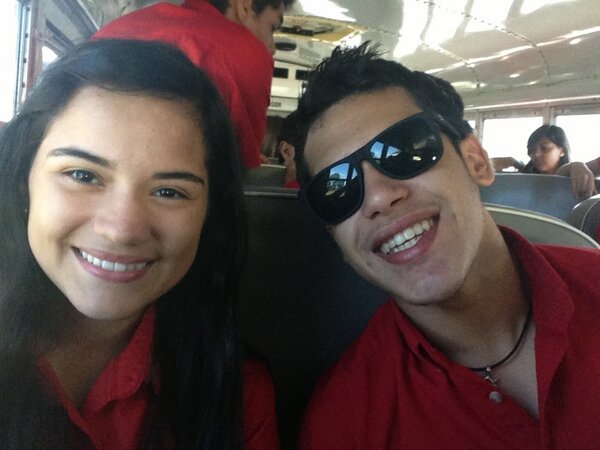 Paty_janice's tweet photo. Sentada al lado de este anormal @larm_15  jajajajaja love you partner 😊 http://t.co/BrKYIb4pci