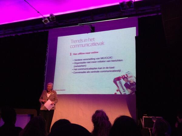 Interessante lezing van dr. Betteke van Ruler over haar boek communicatie Nu. We gaan van off- naar online #commdag13