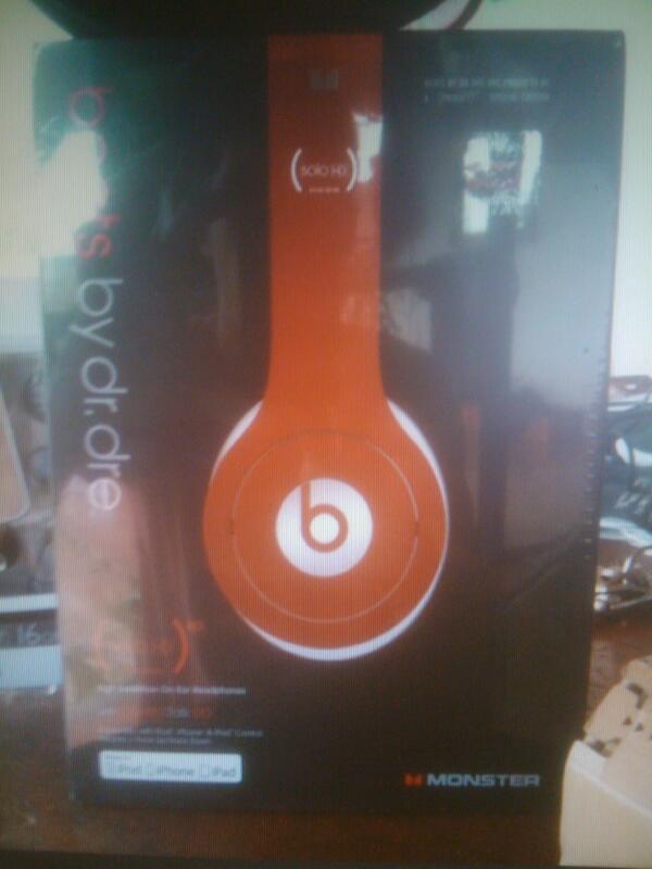 sergiossan's tweet photo. Vendo cascos Monster Beats solo HD (rojos),aun precintados. 110€ gastos envio incluidos o 100€ en mano en Burgos. http://t.co/yrGyIYh21s