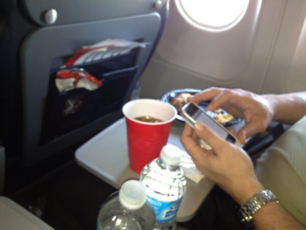benwitte1's tweet photo. Taking off and eating. Don't have to move the seat !! http://t.co/ZABqNnuGhP