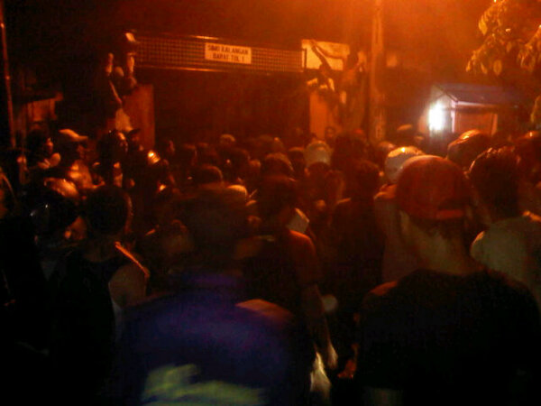 Robert_Jo's tweet photo. Bonek vs arema jancok || bu risma sampai turun ke jalan ☺ http://t.co/rFktAwENmj
