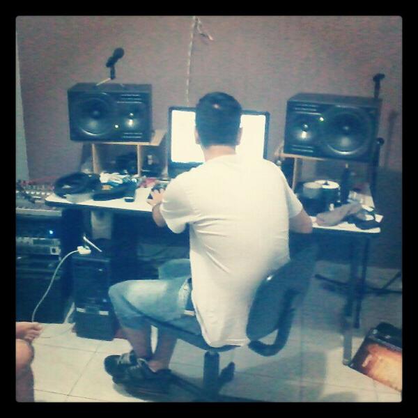 estudiolanners's tweet photo. Gravando o @honoracross aqui no estudio http://t.co/tlDtfuP5RF