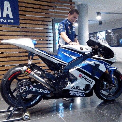 MEMEmaulana's tweet photo. @lorenzo99: En la sede de Yamaha con la moto campeona 2012.  D?a de grabaci?n para Tele5. http://t.co/SuXSA7QPjV