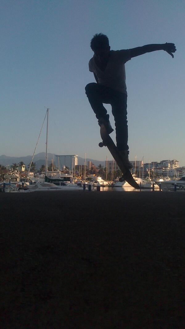 basurtojorgee's tweet photo. Skate :D http://t.co/Q3vpCs6hB6