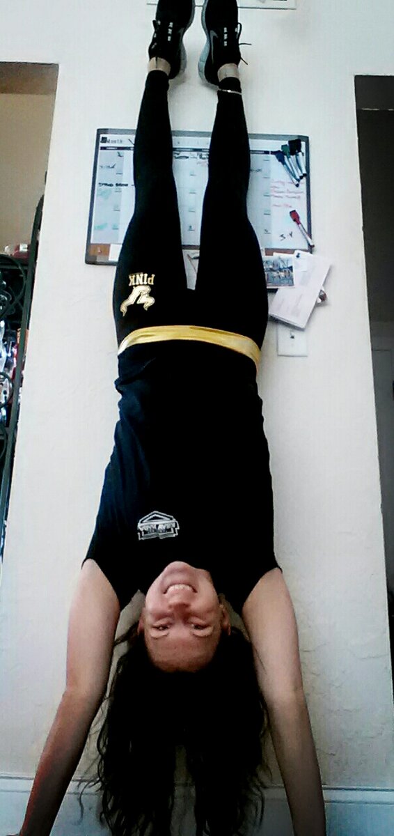 asmolen's tweet photo. @s_turner28 Handstands handstands... how do yours look??? :D http://t.co/GFSaXGqrff