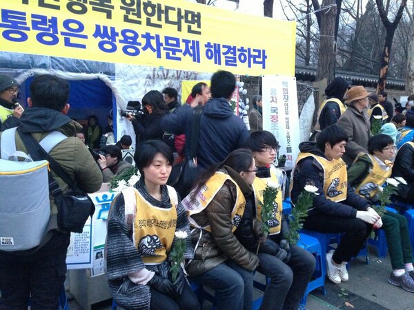 Nomadchang's tweet photo. #쌍차 06:55분 
대한문 행정대집행은 불법.
행정대잡행은 대물에 대한 문제. 따라서 지난 방화로 천막이 불타 없어졌기 때문에 행정대집행 대상이 사라진것입니다. 
현재 분향소 철거의해선 새로운 절차필요! http://t.co/kEyuhbCkOQ