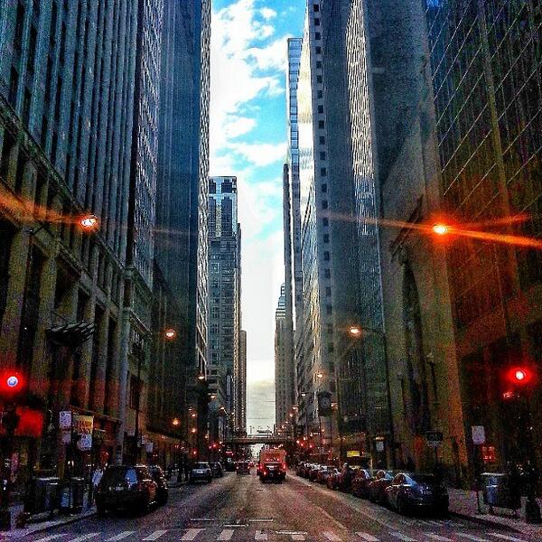 ChiPhotos's tweet image. Shadow blocking sunshine. #Chicsgo #picoftheday #ChiCity #Chicagogram #photooftheday #bestoftheday #city #chicago...