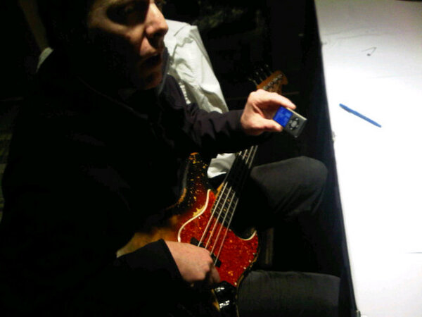 CraigNorthey's tweet image. Doug Elliott of @oddsmusic plays solitaire on ipod AND practices for tonight's #Sharkskin gig. #multitaskmaster