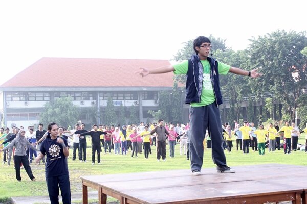 YELP_Indonesia's tweet photo. Suasana flashmob dari temen2 FTI di lapangan perpustakaan http://t.co/L6edc2tnwO