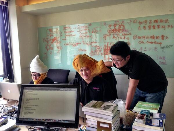Xinosys's tweet photo. @evenchung discussing new ideas with our engineers! #taiwan #internet #startup #friday http://t.co/iluUmXfnhO