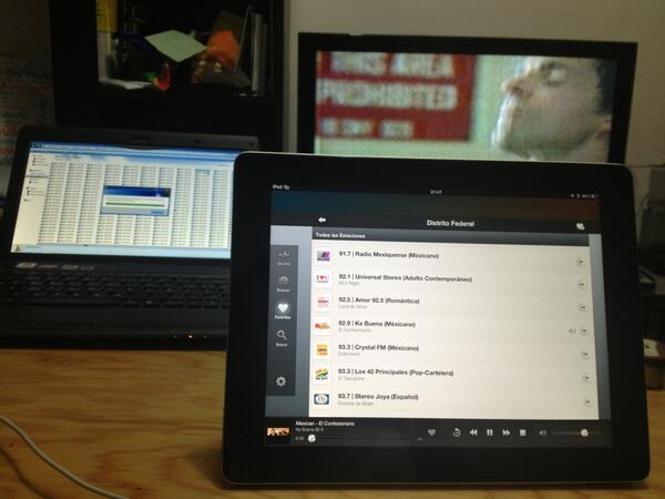 Tonninho_'s tweet image. Aquí casual viendo TV, Trabajando en la Lap y escuchando Radió de #MexDF en el iPad !! n_n