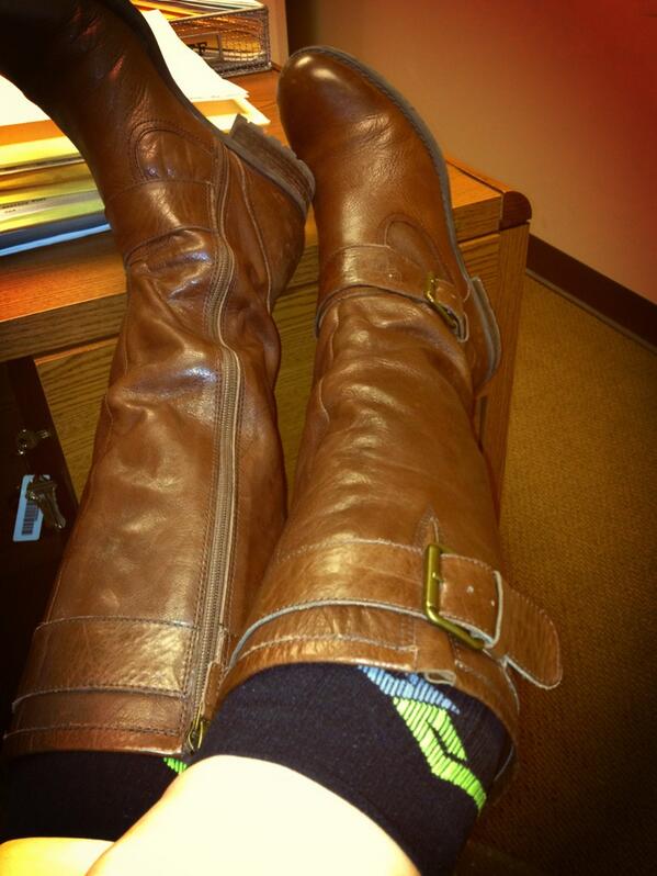 PROCompression's tweet image. “@EatPokeRun: @ProCompression your socks look and feel great with my boots in the office. http://t.co/RixJdJDcxT” #workrecovery #keepittight