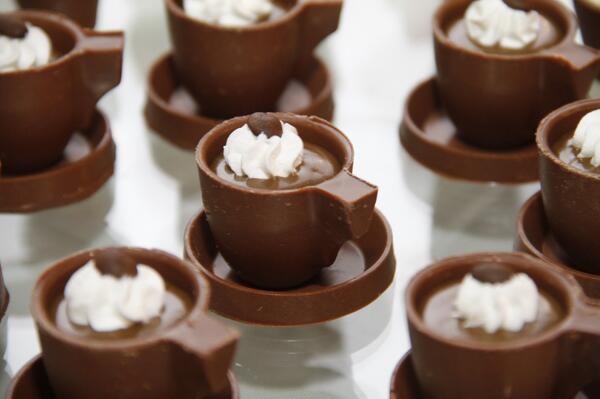 BolodeChuva's tweet photo. Uma das delícias feitas na Bolo de Chuva, a xícara comestível de chocolate com chocolate #deliciabolodechuva http://t.co/5BTgxD6IPX