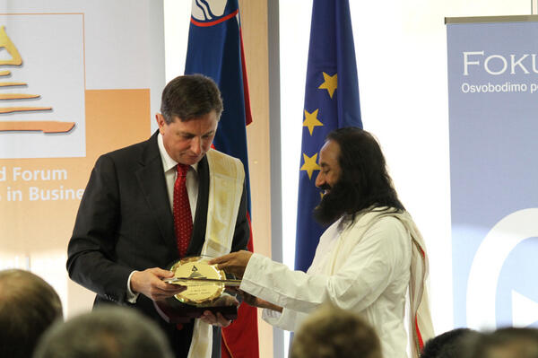aolfcupertino's tweet image. #peacestarts Sri Sri meets with the H. E. Borut Pahor, President of Slovenia on his way to San Jose to launch SFVFC.