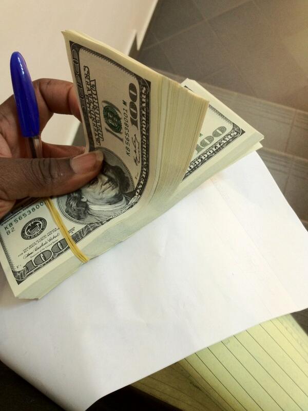 iam_sneakerboy's tweet image. These hundred dollar bills are my baller i.d blowing it all on some new kicks #getmedoe