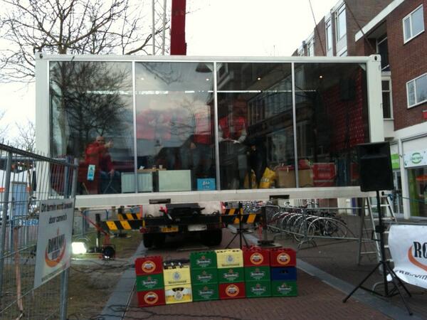 Glazen Huis De Swetser op Burgemeester Kuperusplein vraagt om heel veel lege flessen voor #warchildhveen #538warchild