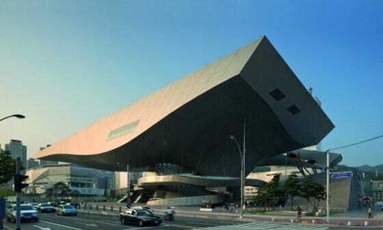 meedo139610's tweet image. @um_lara_ @4ull @archthink @concept_arch @desmeet @gcc_rt  كانتليفر مدوي بقاعه سينما ببوسان كوريا #nice_architecture