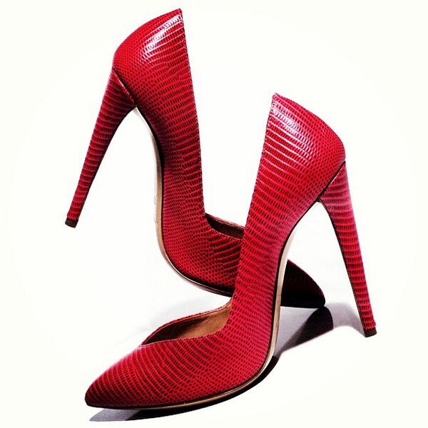 Os deseamos un buen fin de semana con estos zapatos color fresa de Emporio <a href="/armani/">Armani</a> Nos encantan!