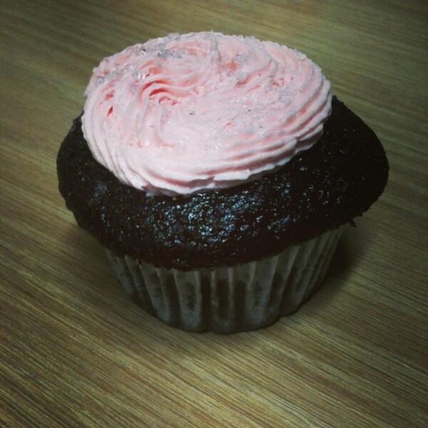 megumikato's tweet photo. Celebrating the 1st day of spring @EdelmanPortland with a perfect cupcake from @life_uncharted! #edeleats #portland http://t.co/0NxSnepMUl