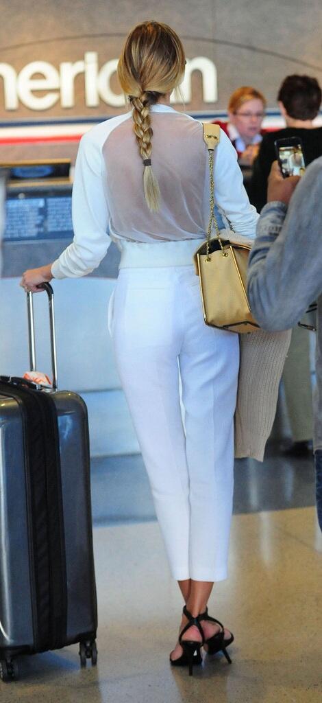 fofa_candid's tweet photo. Ajustado culito y transparencias de espalda para Candice Swanepoel en LA (13/03/13). #FotoFamosasCandid 1/2 http://t.co/2WCINLeK12