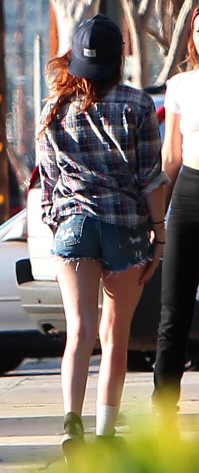 fofa_candid's tweet photo. BOOM!!! Genial culazo de Kristen Stewart con unos cortos minishorts. LA (12/03/13). Wauuu!!! #FotoFamosasCandid 2/2 http://t.co/K49lFxXL4B