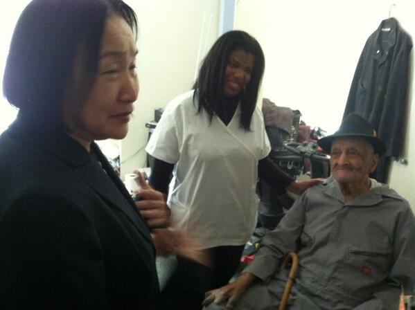 Mayor <a href="/jeanquan/">Jean Quan</a> delivers hot #BACS Meals on Wheels to 114yr #Oakland resident Andrew Hatch @abc7newsBayArea