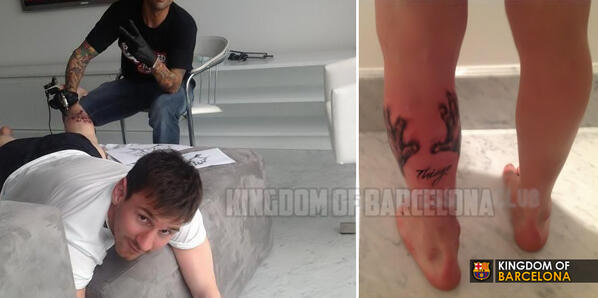 Iniesteeeeee メッシのタトゥーは肩に母ちゃんの顔とか足に息子の手形とか 家族思いのイイ話のようだけど実際見るとホラー Rt Barcastuff Pictures Messi Getting A New Tattoo Http T Co H7otdcu2mz