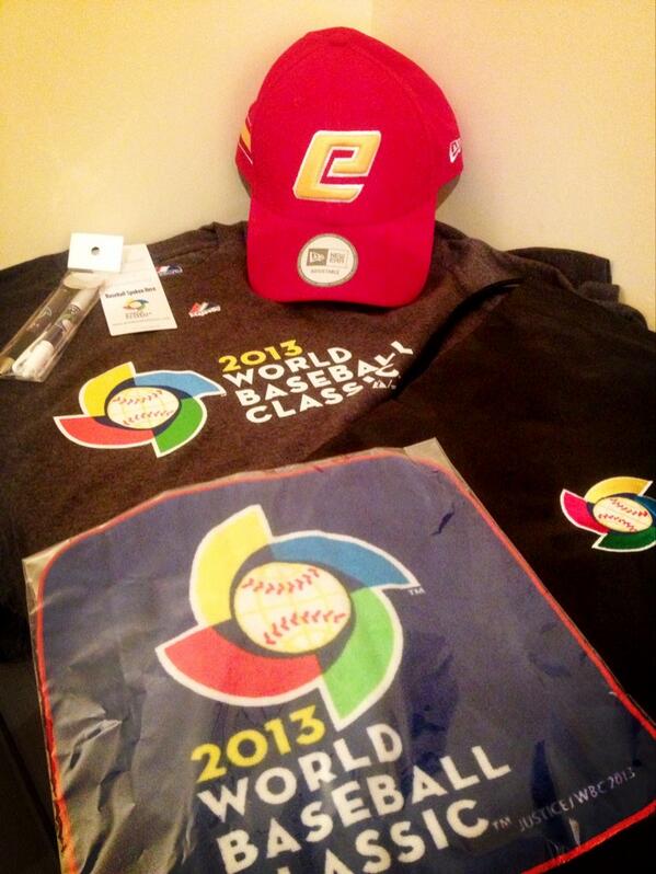 BaseballSpain's tweet photo. Thanks to @MLBFanCave &amp; @WBCBaseball for this Great Gift!! http://t.co/7vcgy28gtv
