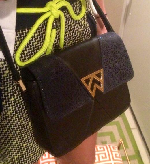 ShopKellyWynne's tweet image. Who likes wearing navy and black together? We sure do! #mixingcolors #daretobefabulous #handbags #comingsoon