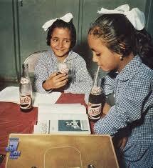 Qdem_'s tweet photo. البنات والبيبسي 

   #قديم   
   #تراث   
   #زمان_أول http://t.co/8YwbINoSkW