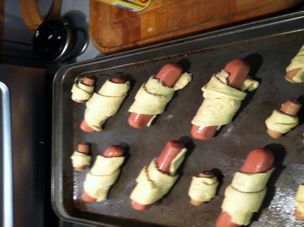Dr_StarrMoss's tweet photo. Pigs in a blanket night for Lily and me! @Chrismmoss @GrandpaStarr http://t.co/lDfboOwab1