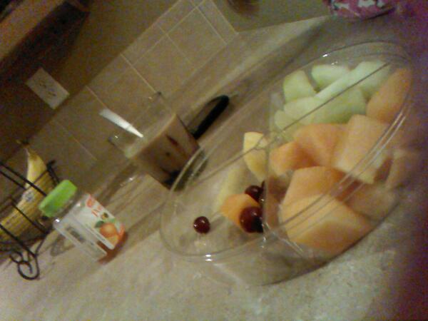 MadiFaithh's tweet image. Yuuummm!!! Dinner! #healthy #chocolatemilk #fruittray