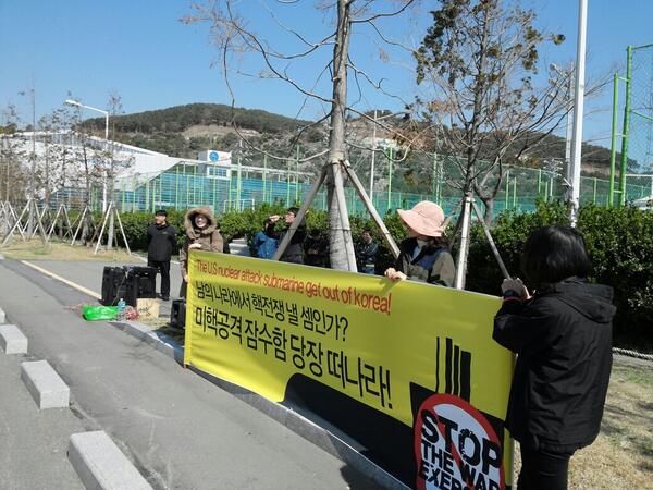 posada1221's tweet photo. 부산 앞바다에 해잠수함이 왔습니다 분노한 부산 시민들이 해군기지로 모였습니다
떠나라! 한국을 떠나라 http://t.co/fELPHMmy7O