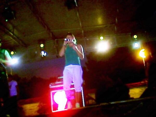 Baila9OncePY's tweet photo. DeleitandonOs con su vOz @EnriqJM de @Baila9OncePY con @NueveOncePy derrochando Talento #EXELENTE @LaFiesteraMusic http://t.co/9OUnRIam8u
