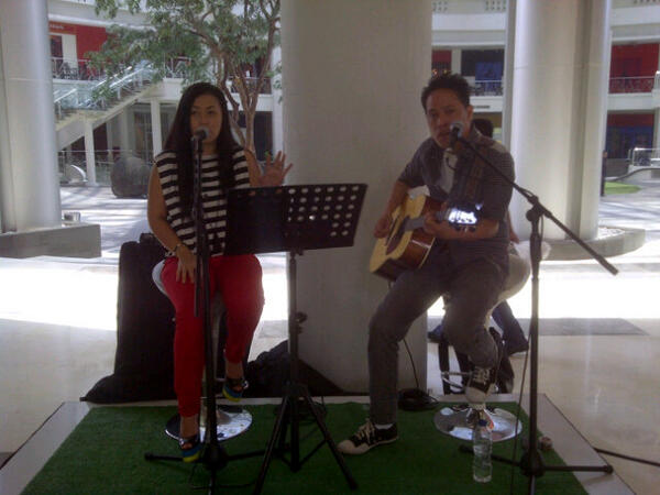 triwidadari_eo's tweet photo. Siang ini performance Live Music♬ @kenny_manoppo &amp; Friend at @epiwalk in point Lobby area start from 11.30-14.00 ♬♬ http://t.co/Z0KyrRrmNE