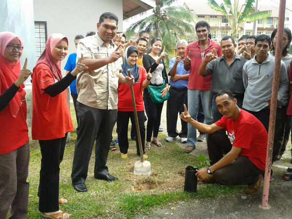 eryn_za's tweet photo. @AADKNSembilan @AADKTampin @KP_AADK @cchtampin @wanaddenan @mohdazlisenin penanamn sejuta pokok di CCH F. Sg. Kelamah http://t.co/rUCq98Oj1M