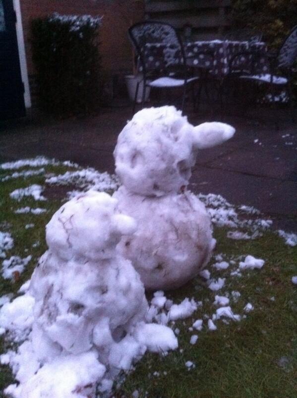 DannyIkink's tweet photo. Hà !  20 maart en 2 sneeuwpopjes gemaakt met de kids. http://t.co/LDc9Cvl5ot