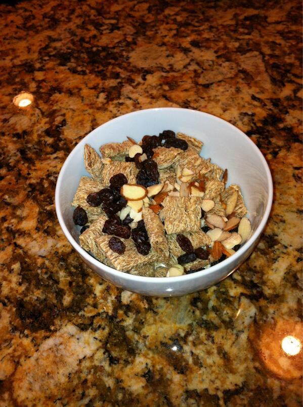 JaimeBrenkus's tweet photo. My usual breakfast: raw oats, Kashi,raisins, sliced almonds and skim milk. Tastes great-filling-chewy-crunchy http://t.co/GfzyY2Ue2Z