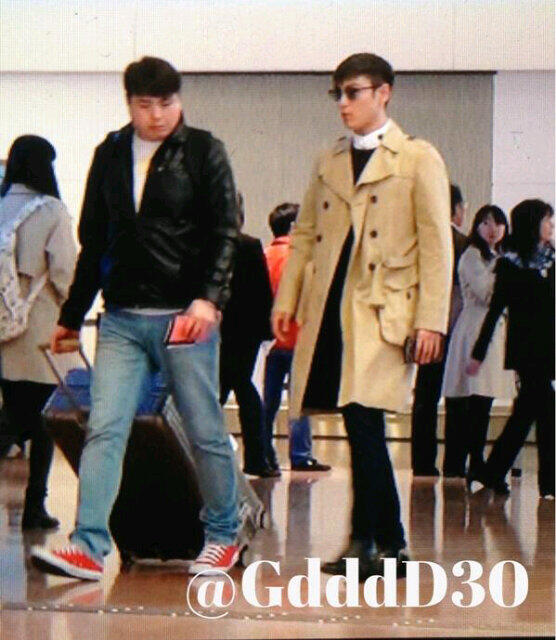 [21/3/13][Pho] TOP tại sân bay Gimpo và Haneda  BF4HZD5CcAEOF7g